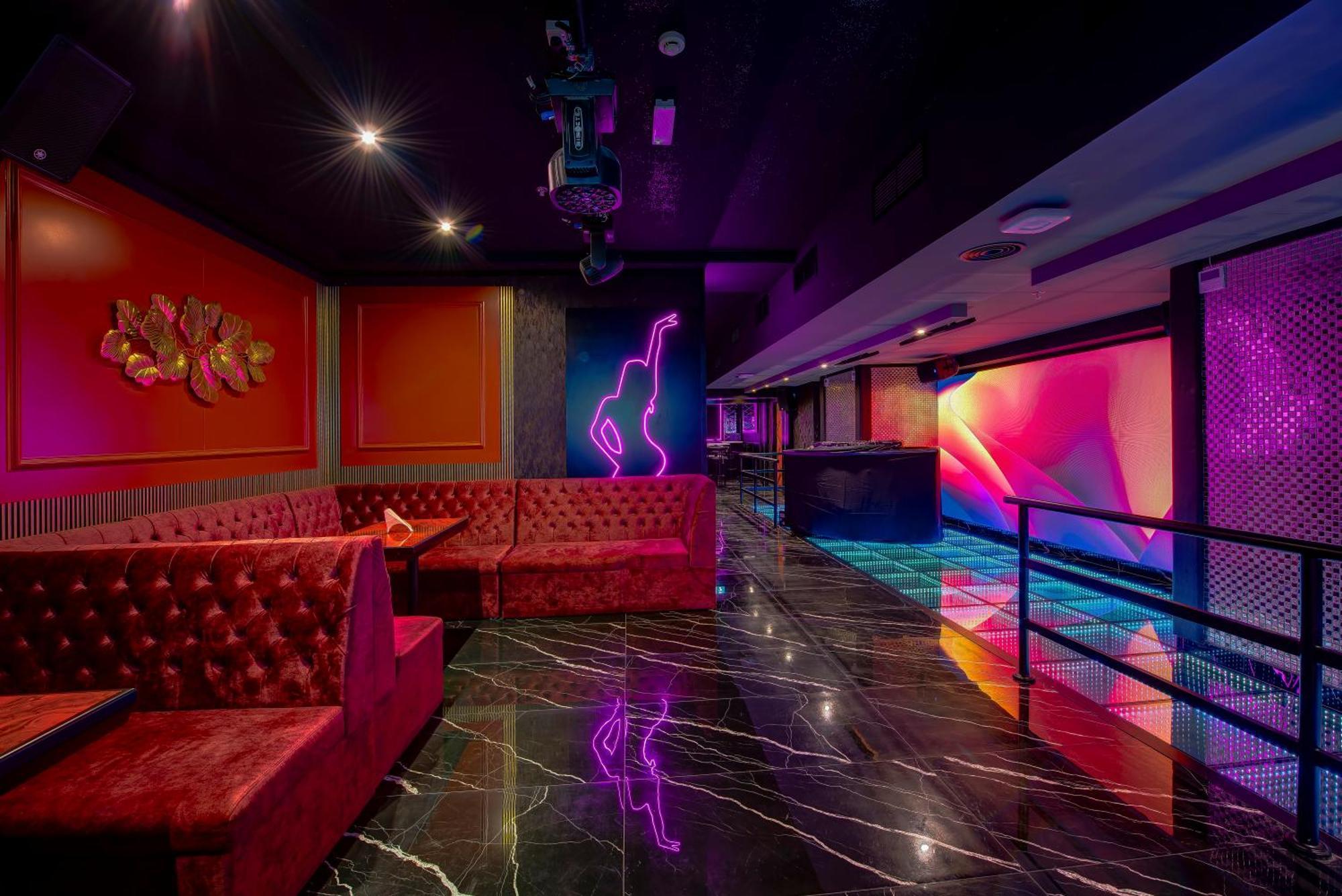 Wescott Hotel Дубай Екстериор снимка