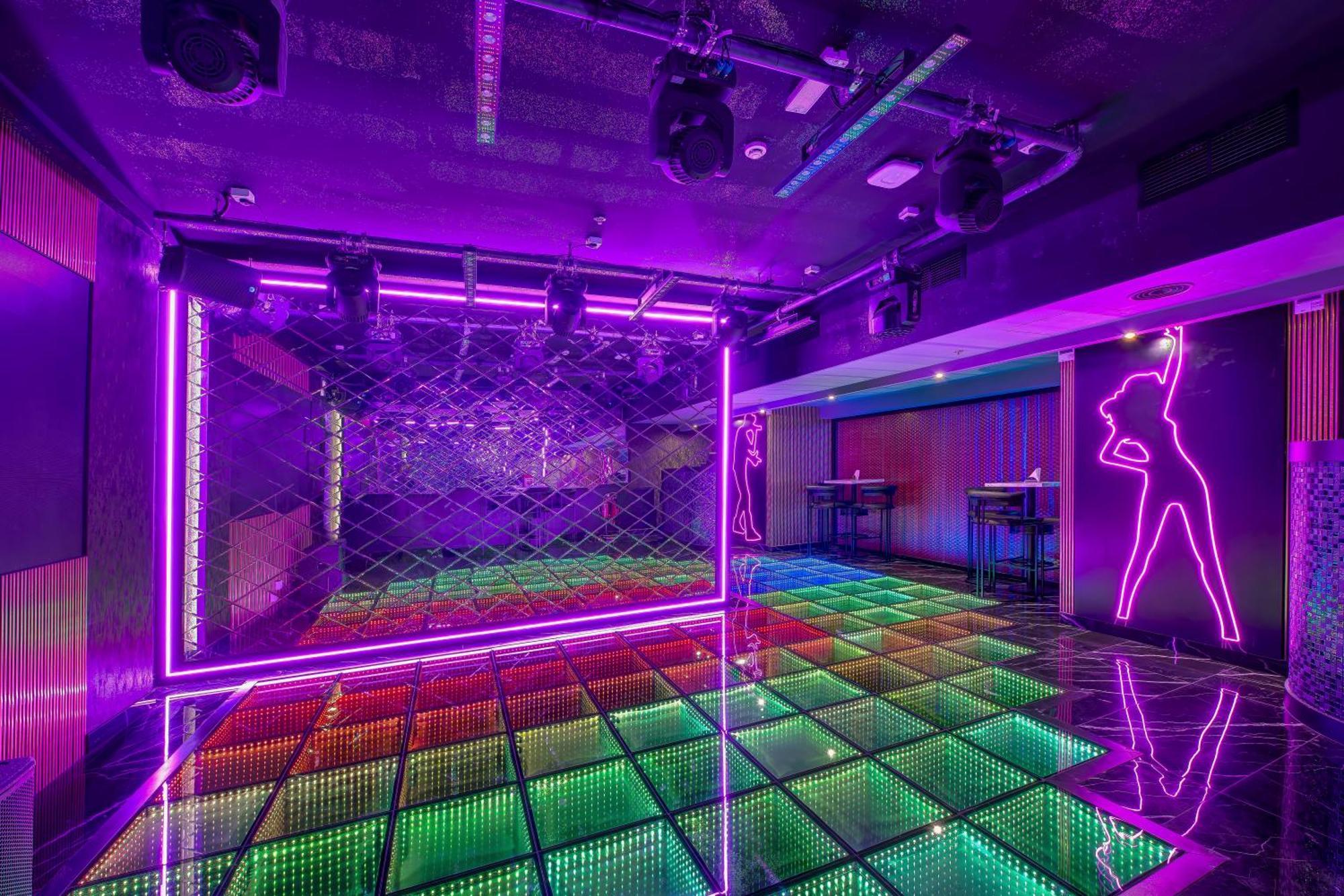 Wescott Hotel Дубай Екстериор снимка